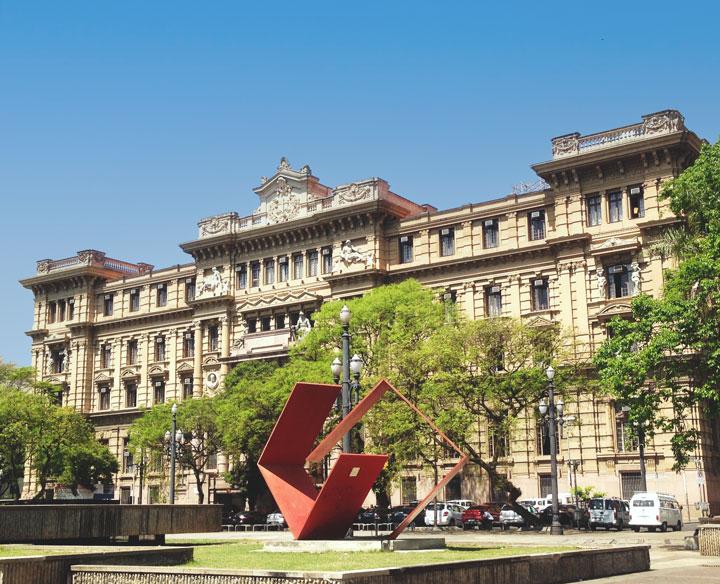 Fotografia externa do TJSP, o prédio fica na cidade de São Paulo